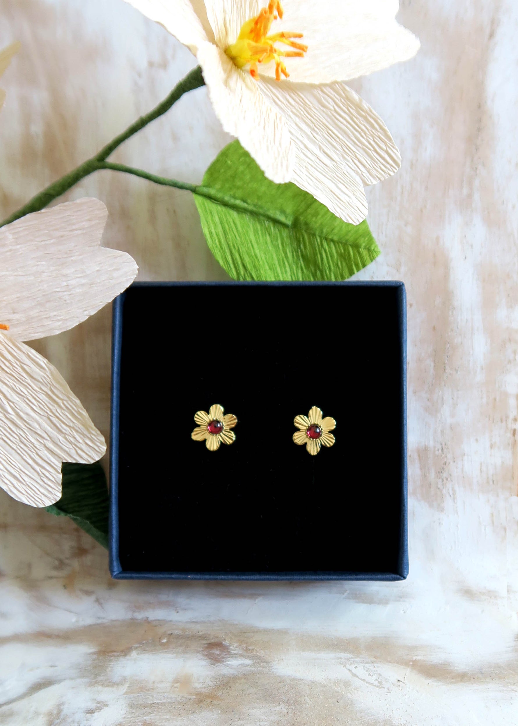 Boucles d'oreilles fleurs boutons d'or grenat - Hirondelle Bijoux
