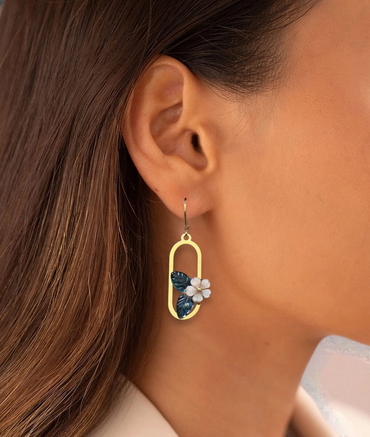Boucles d'oreilles dorée motif fleur en nacre et topaze bleu.
Bijoux fins et légers.
