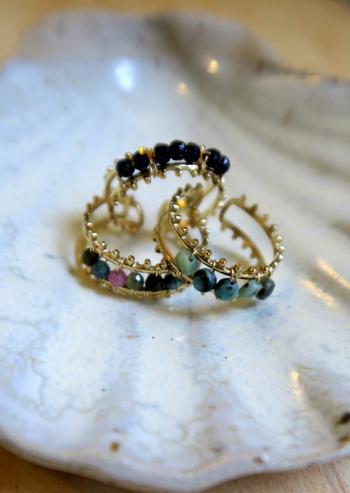 Bague acier doré et pierres fines - disponible en jaspe ou en tourmalines fabriquées par Hirondelle Bijoux