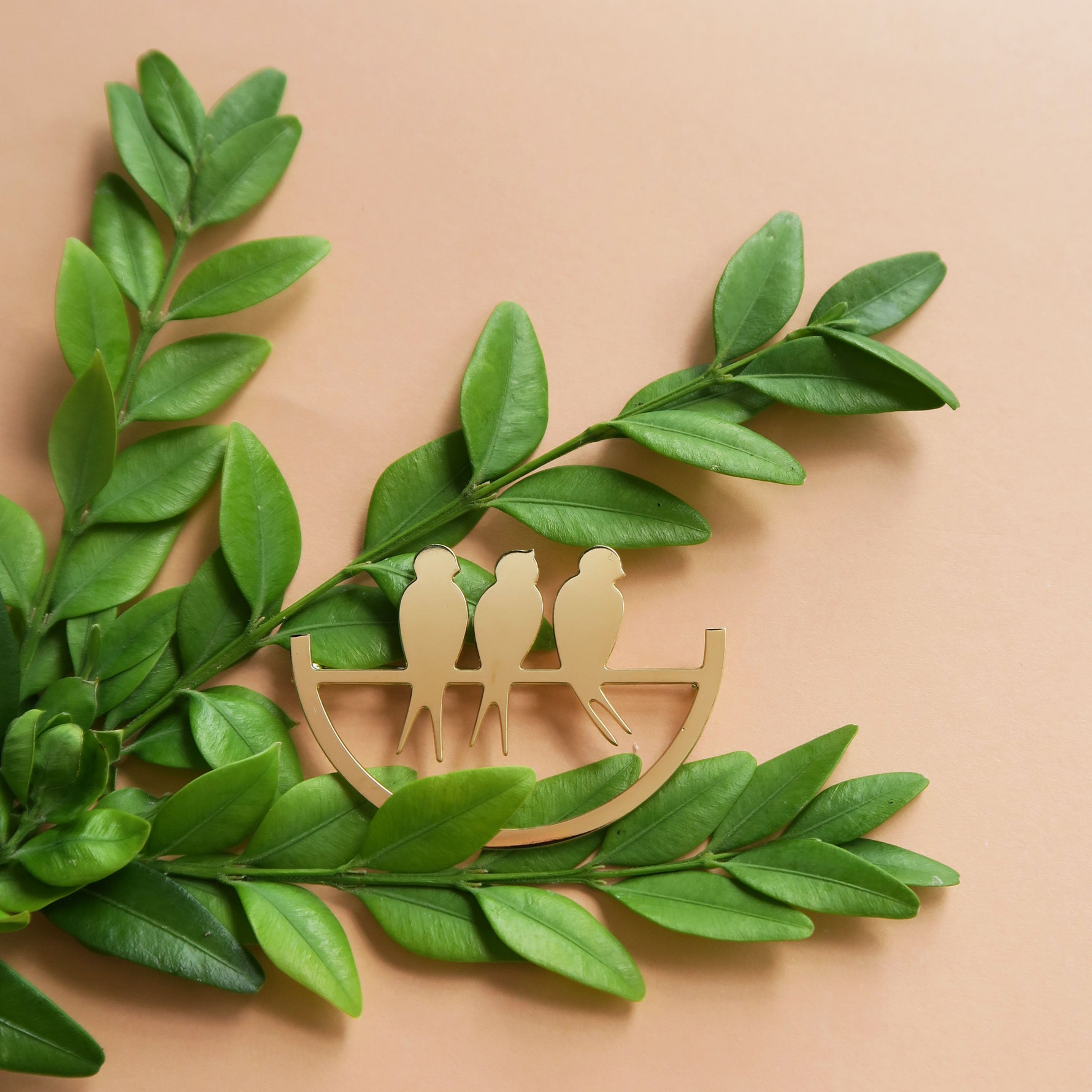 broche dorée trois hirondelles sur une branche fabrication française et artisanale