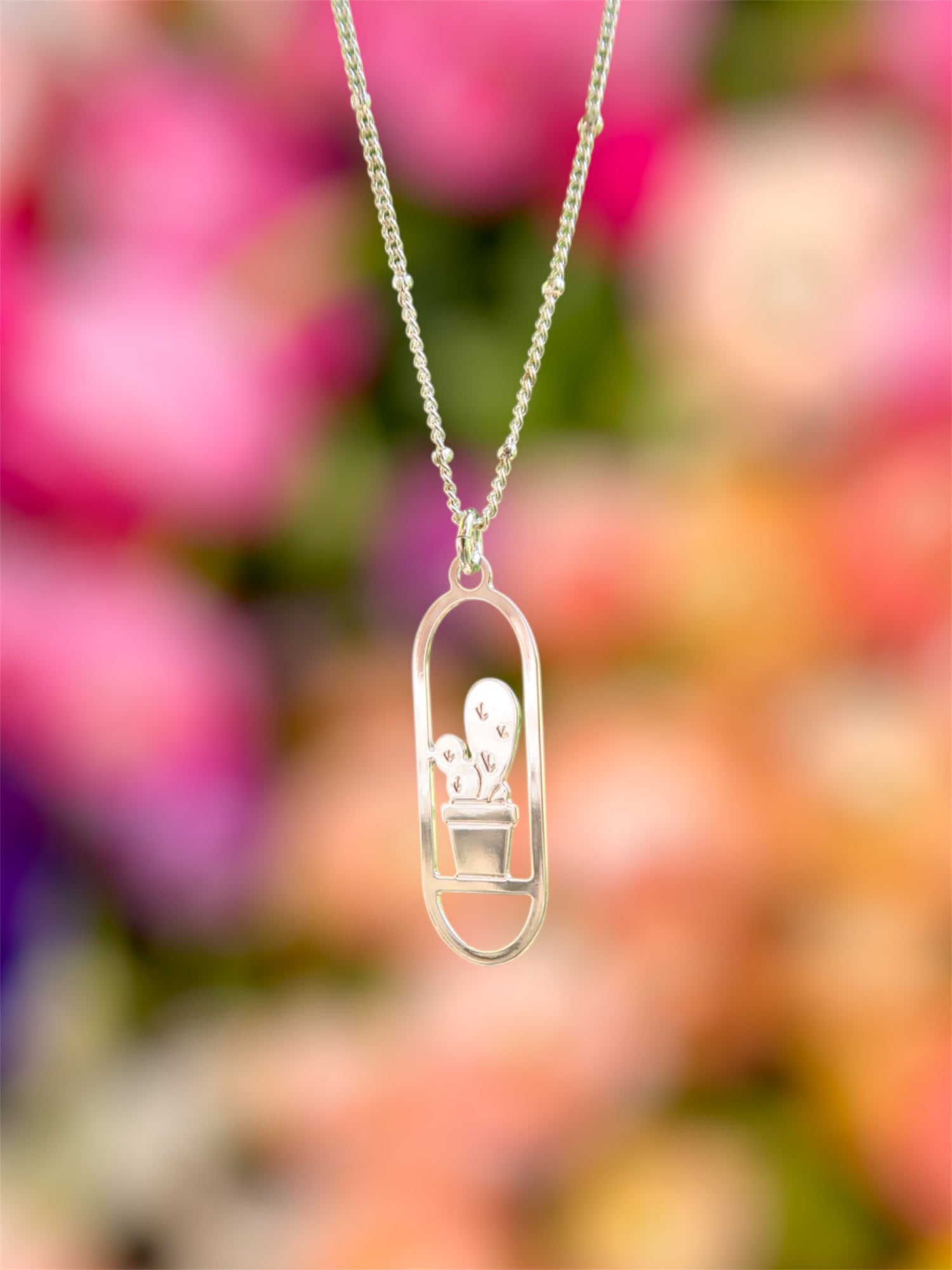 collier cactus argenté fin et leger sur chaine perlé