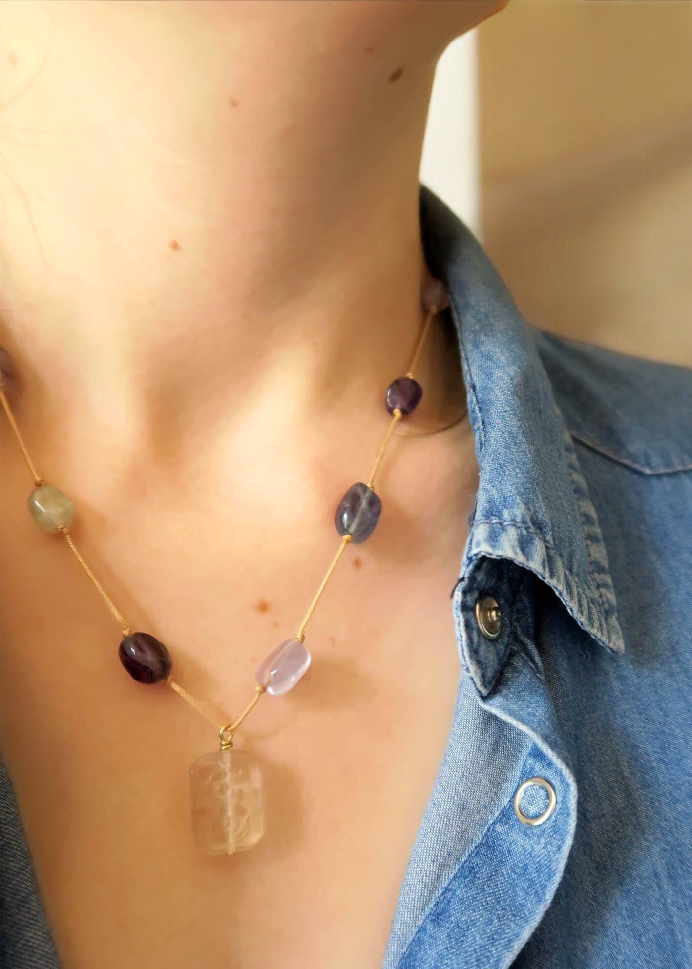 collier cordon en pierre fluorite porté