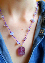 collier ajustable au style boheme chic en fluorite sur cordon violet. Fabrication française et artisanale