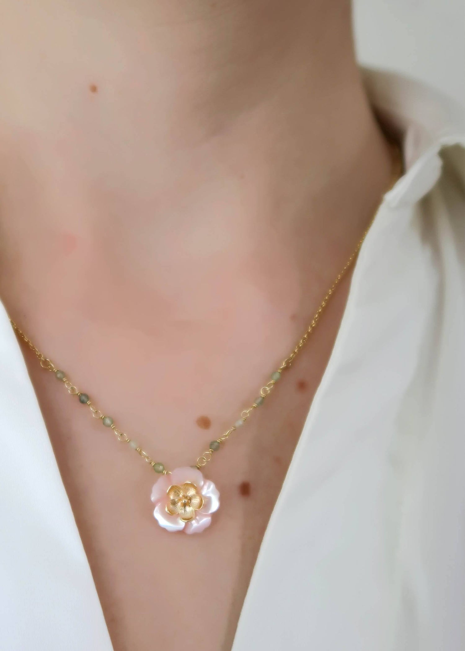 collier doré en chrysoprase vertes et fleur de nacre rose. Collier fin et léger parfait pour le printmeps.