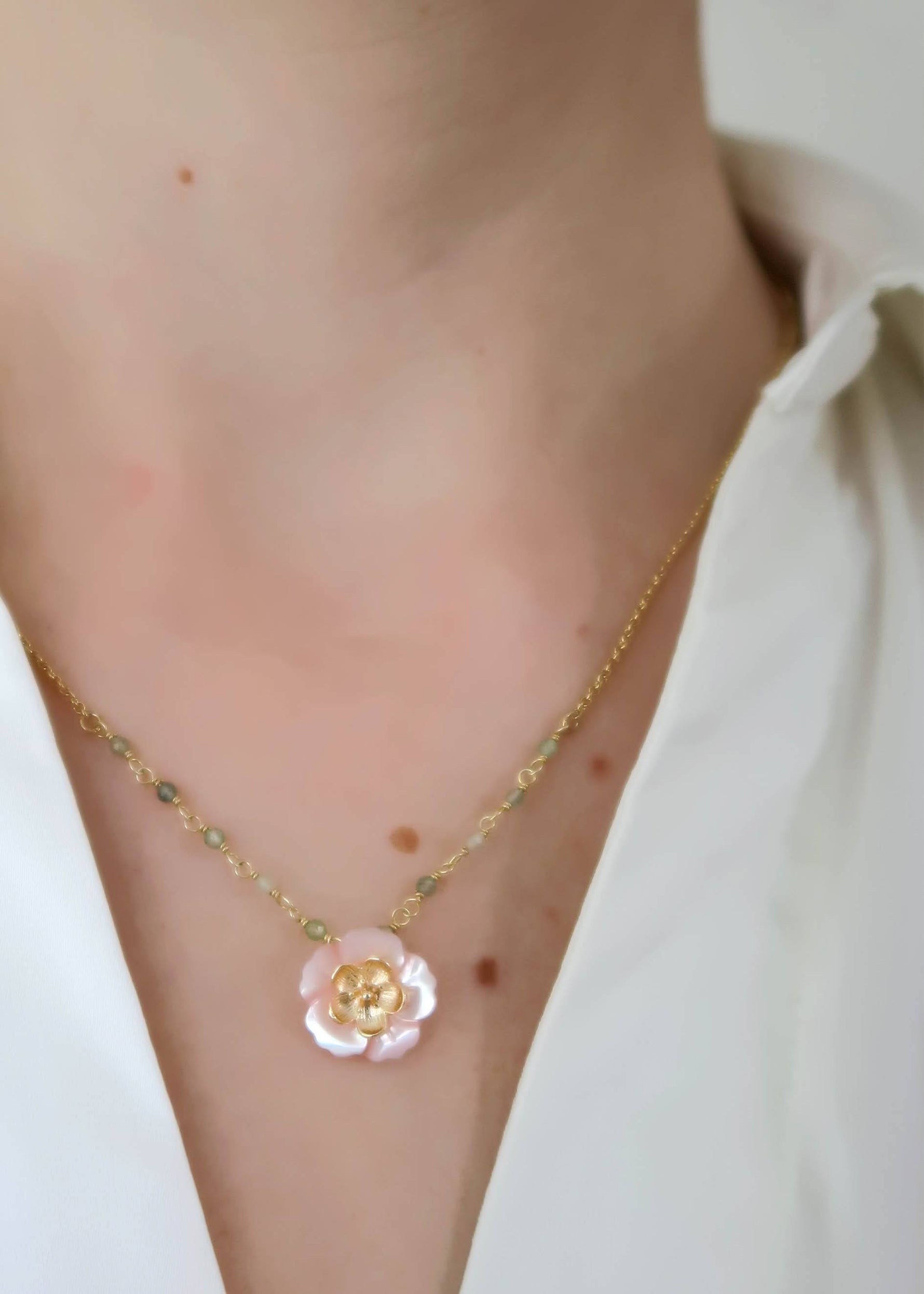 collier doré en chrysoprase vertes et fleur de nacre rose. Collier fin et léger parfait pour le printmeps.