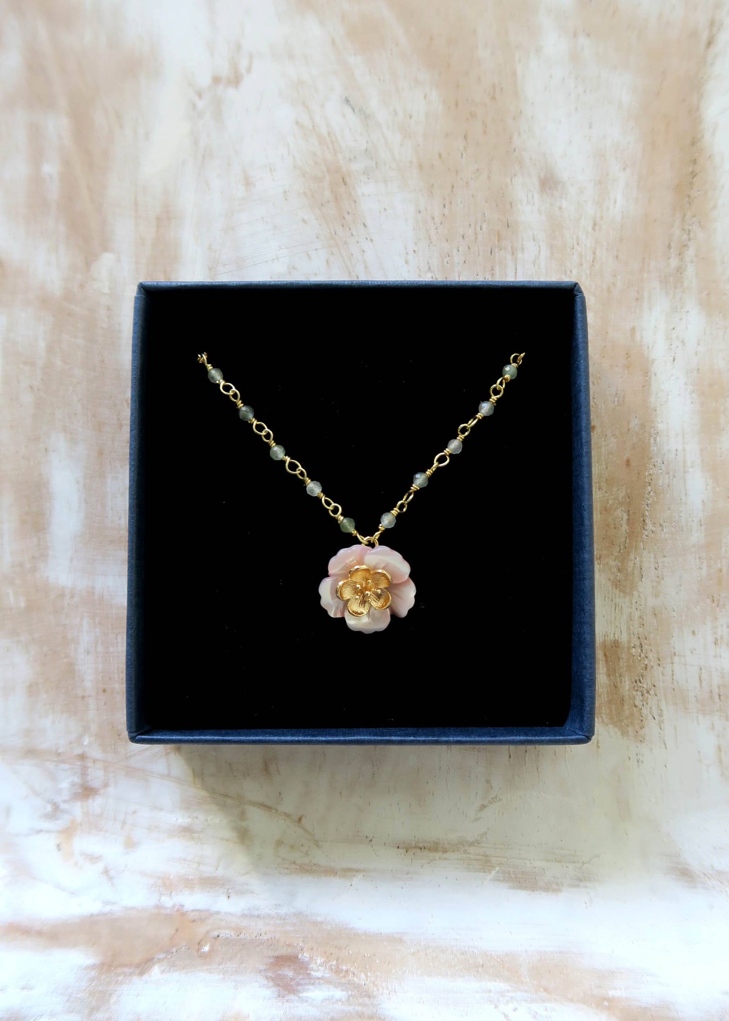 collier doré en chrysoprase vertes et fleur de nacre rose. Collier fin et léger parfait pour le printemps.