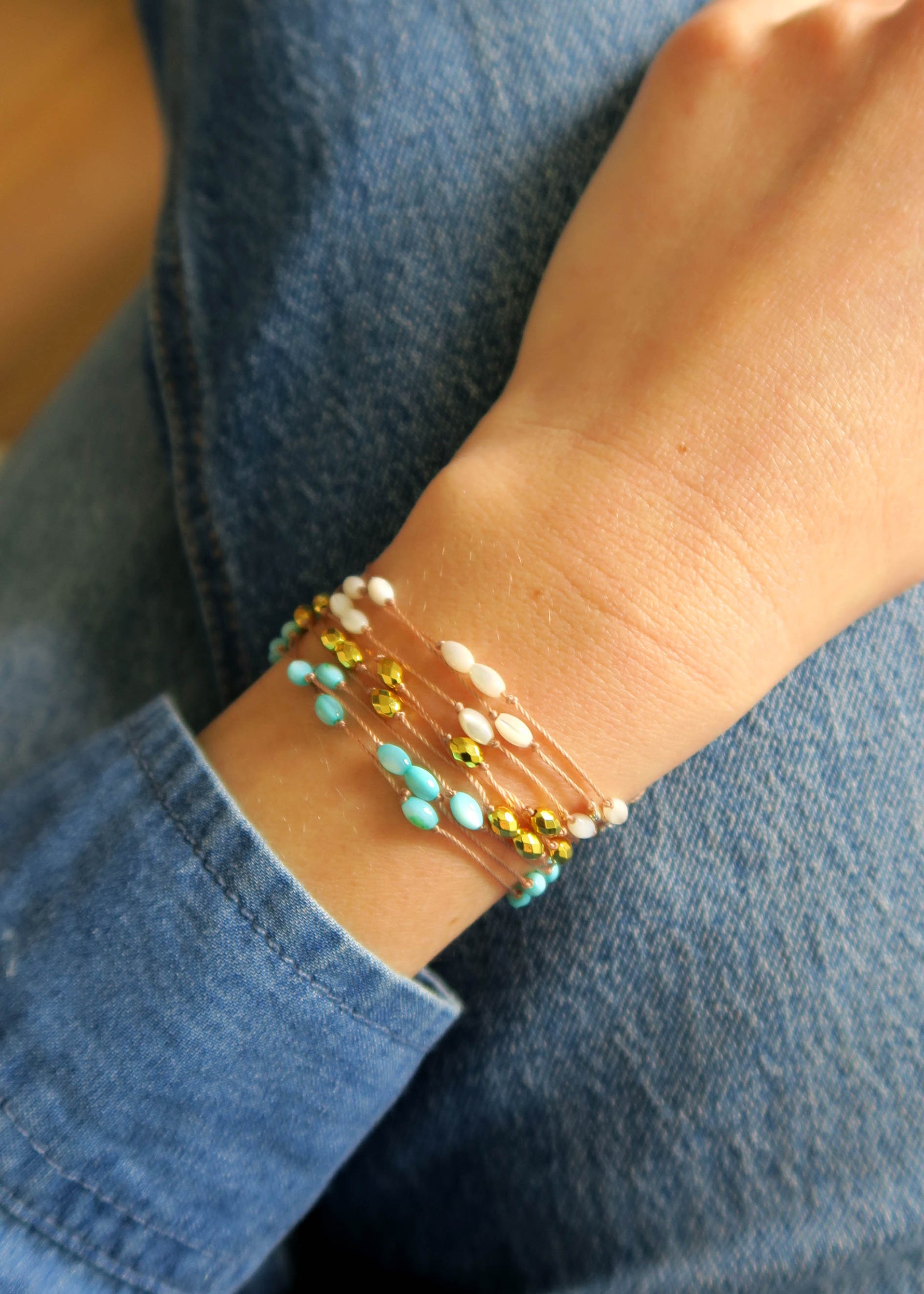 Bijou transformable en nacre. ce lien en polyester et nacre se porte en bracelet ou en collier, en fonction de vos envies.