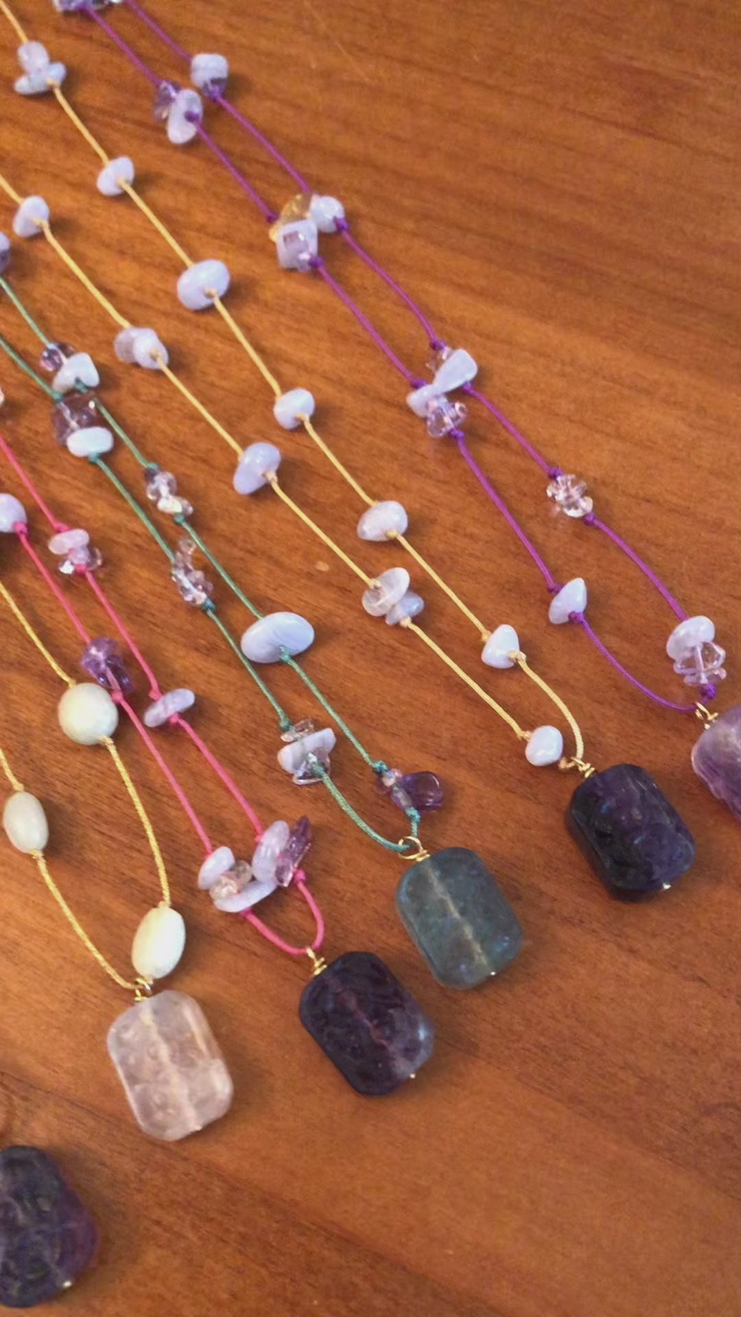 Video de fabrication artisanale des collier fleur de fluorite