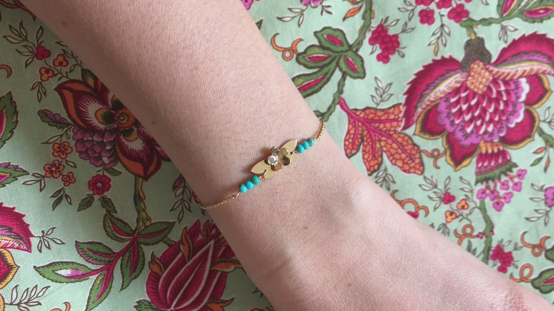 bracelet petite fleur dorée et perles en turquoise. Bijou fin et léger fabriqué en France