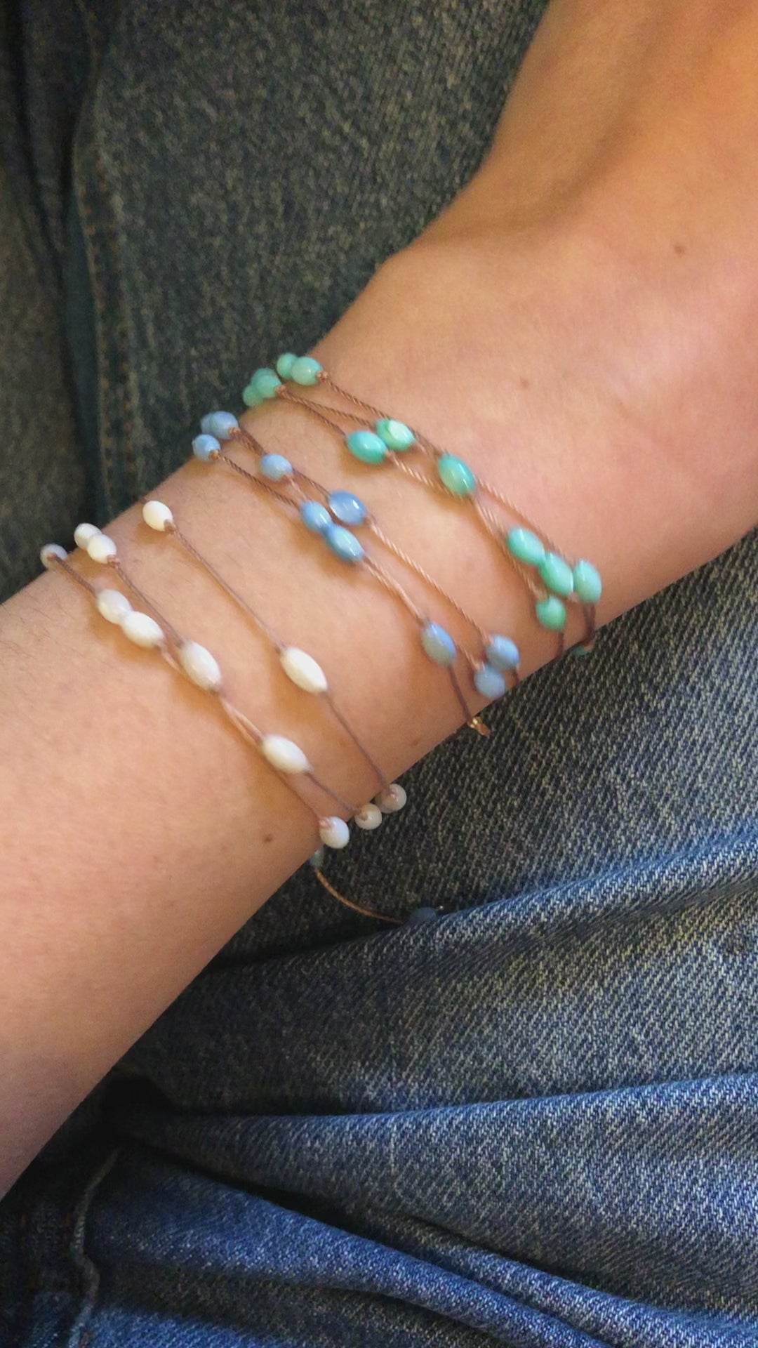 video de bijoux transformables en nacre blanche. Ces liens en polyester et nacres se portent en bracelets ou en colliers, en fonction de vos envies.