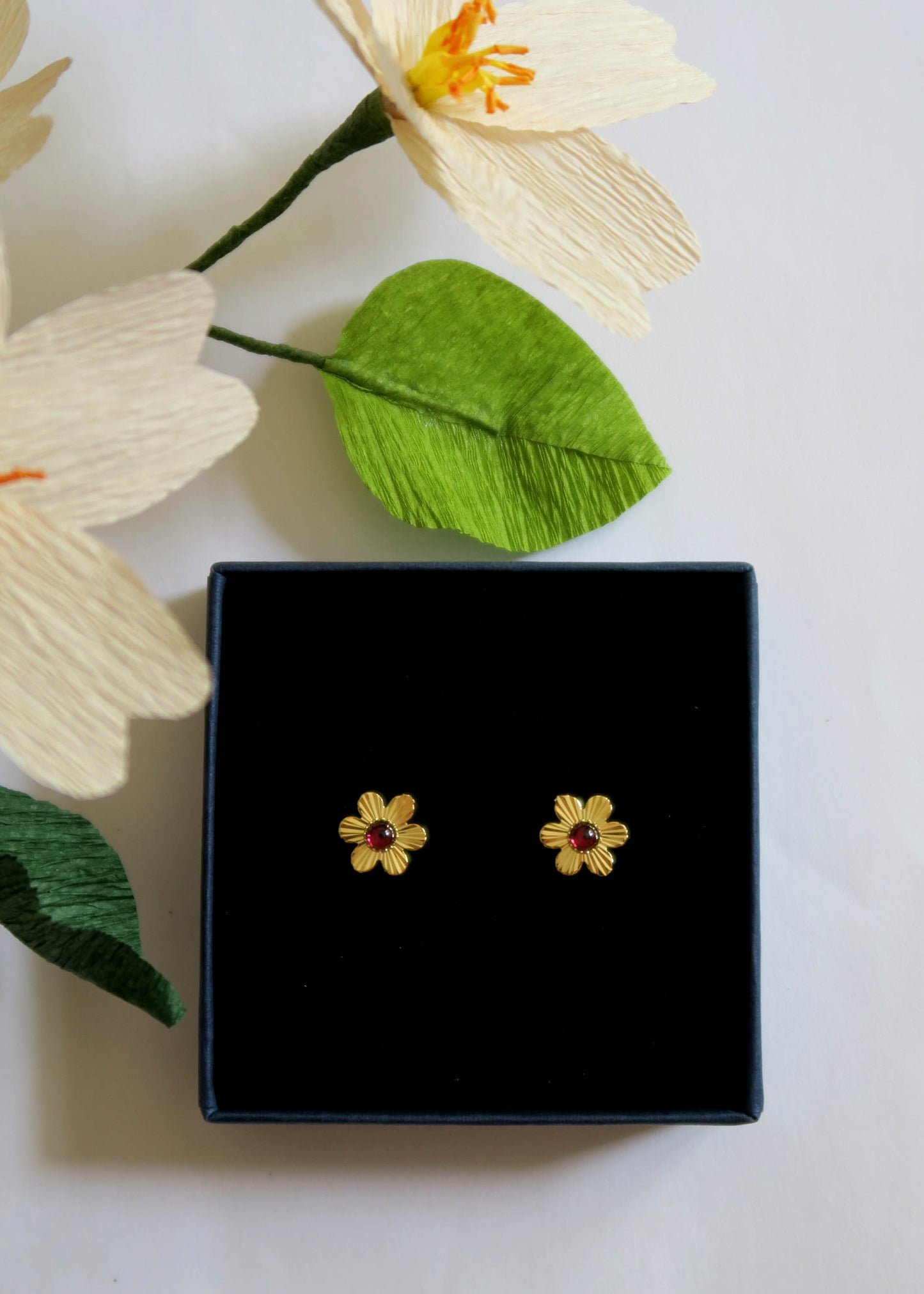 Boucles d'oreilles fleurs boutons d'or grenat - Hirondelle Bijoux