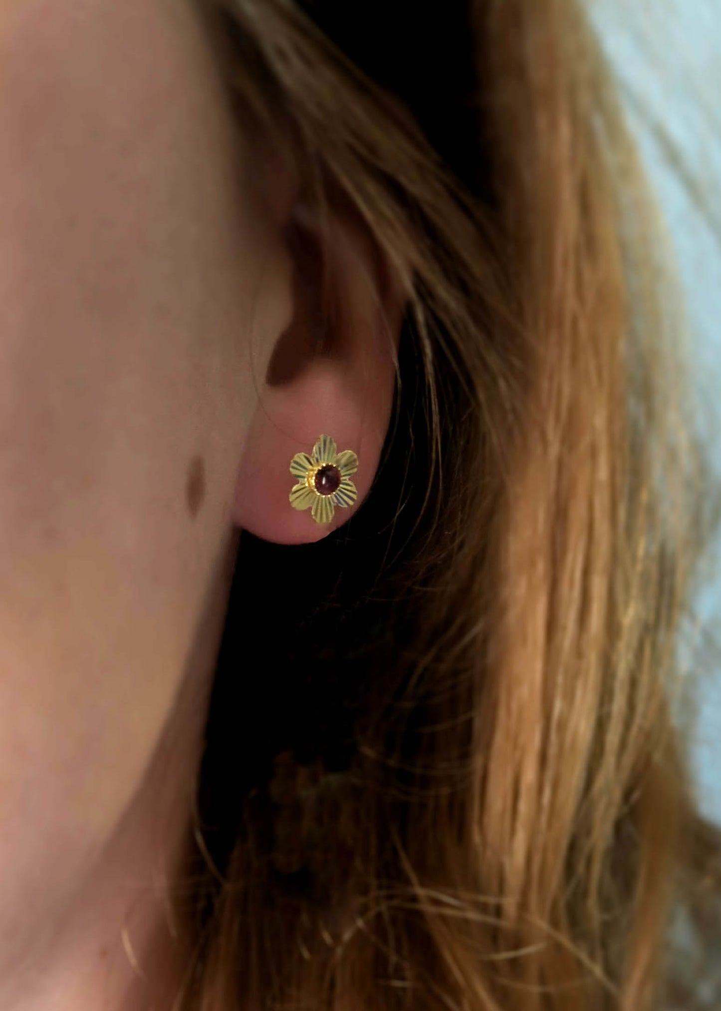 Boucles d'oreilles fleurs boutons d'or grenat - Hirondelle Bijoux