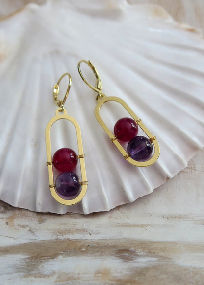 Boucles d'oreilles en laiton doré à l’or fin agate rouge et améthyste modèle Isis créée par la marque Hirondelle Bijoux