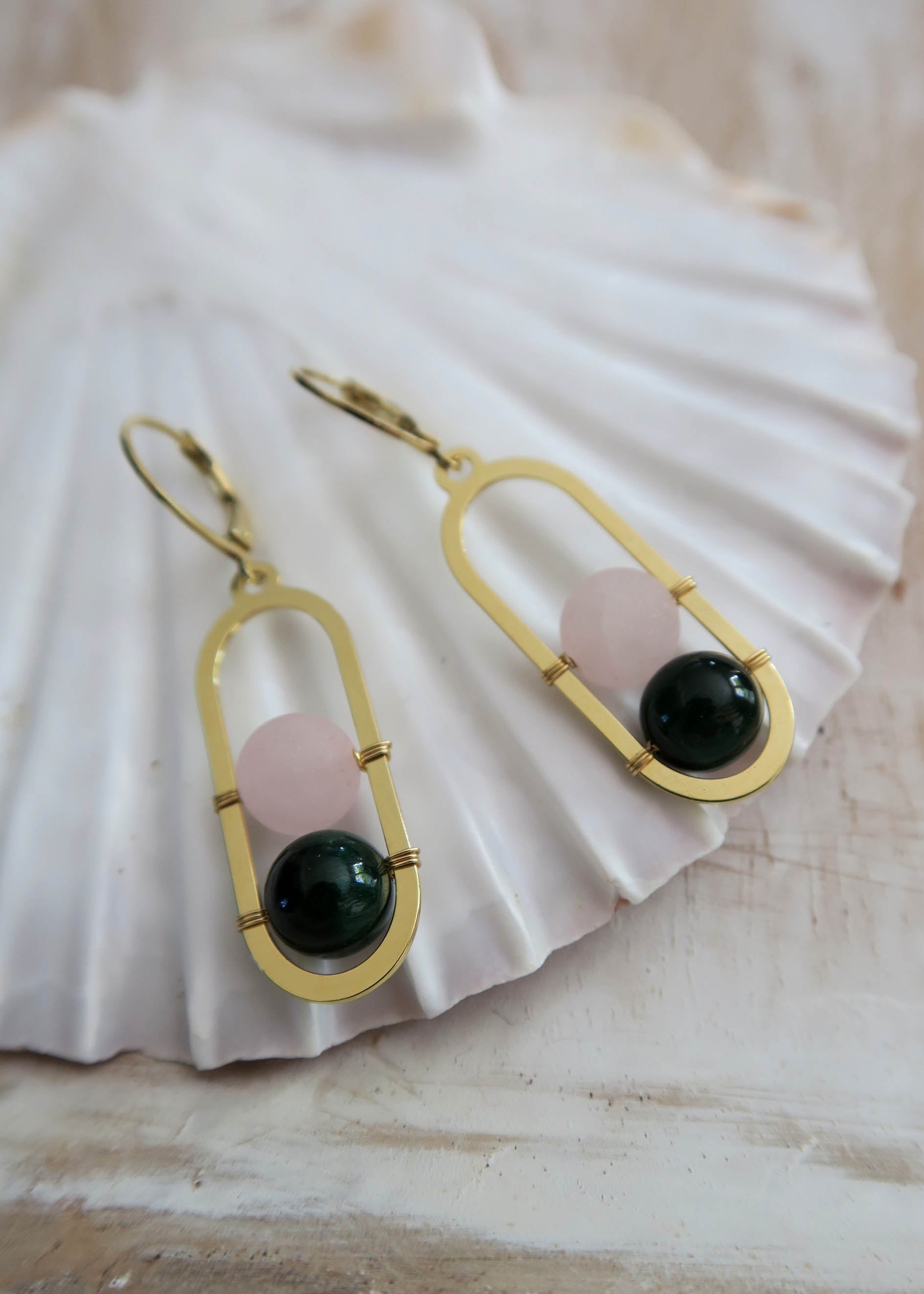 Boucles d'oreilles quartz rose et oeil de tigre teintée vert - Hirondelle Bijoux