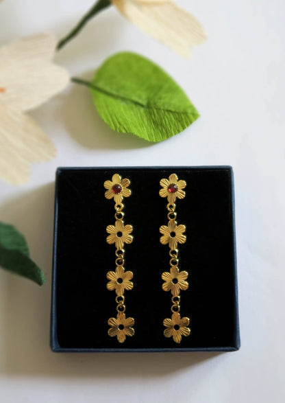 Paire de boucles d'oreilles bouquet de fleurs dorées à l’or fin et grenat, collection boutons d'or créées par la marque artisanale Hirondelle Bijoux