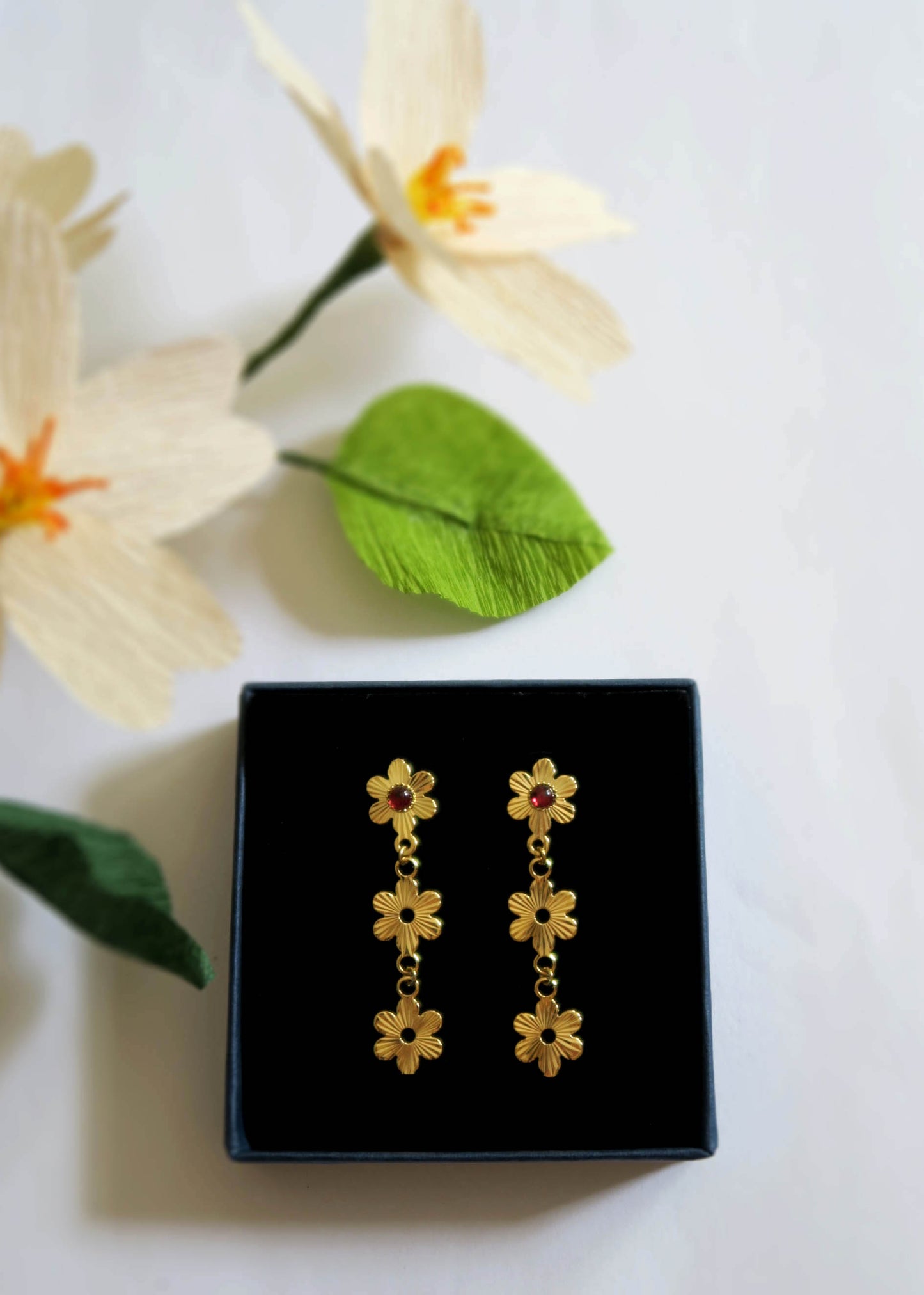 Boucles d'oreilles mi longues bouquet de fleurs boutons d'or - Hirondelle Bijoux