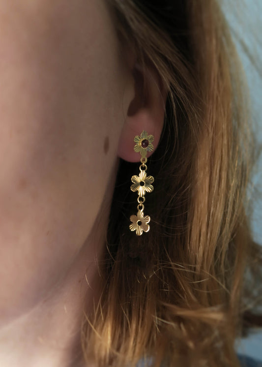 Boucles d'oreilles mi longues bouquet de fleurs boutons d'or