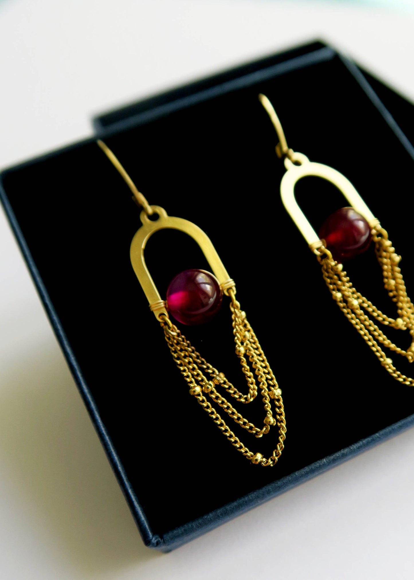 Boucles d'oreilles dorées agate rouge Toutatis - Hirondelle Bijoux