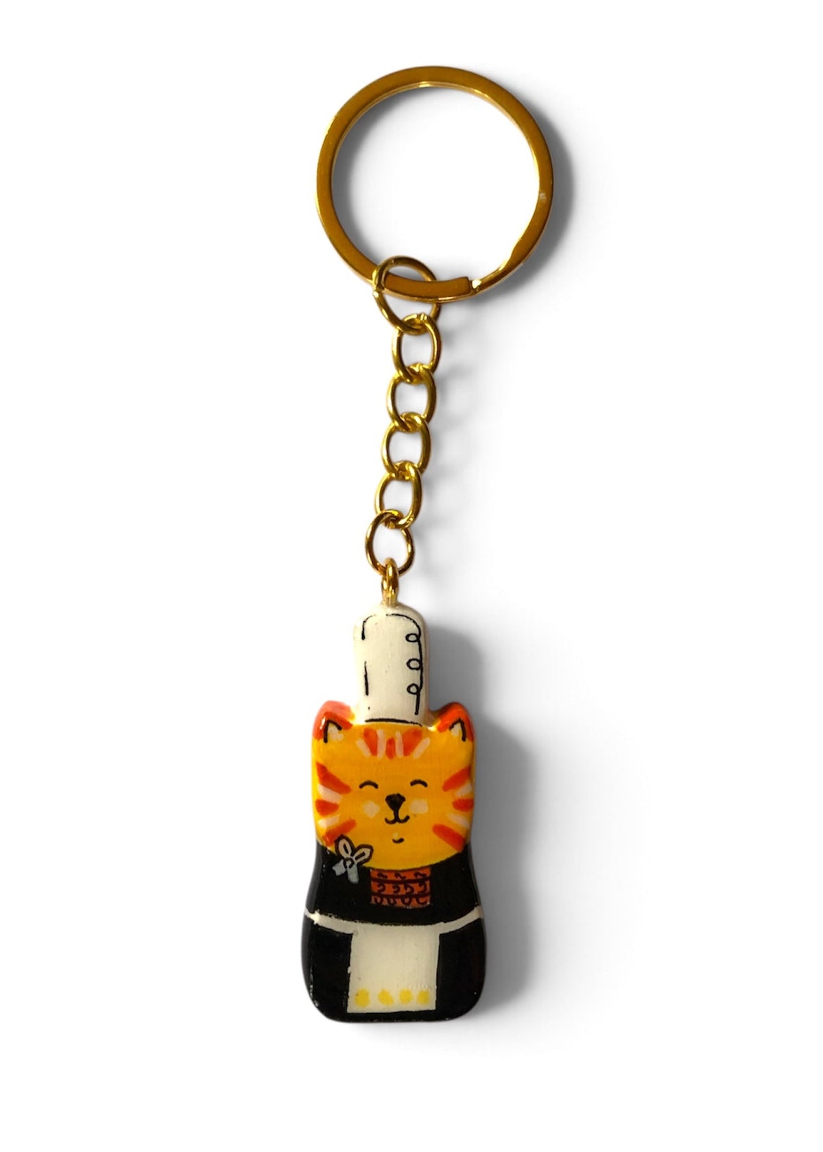 Porte-clé Lucky Rolie Cat Soizic — chatte bigoudène rousse en costume traditionnel, modelée et peinte à la main en argile, finie à la résine UV. Fait main au Cap Sizun.