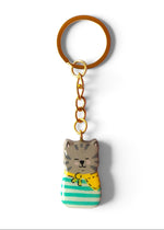 Porte-clé Lucky Rolie Cat Tanguy — chat breton en marinière, modelé et peint à la main en argile, finie à la résine UV. Fait main au Cap Sizun.