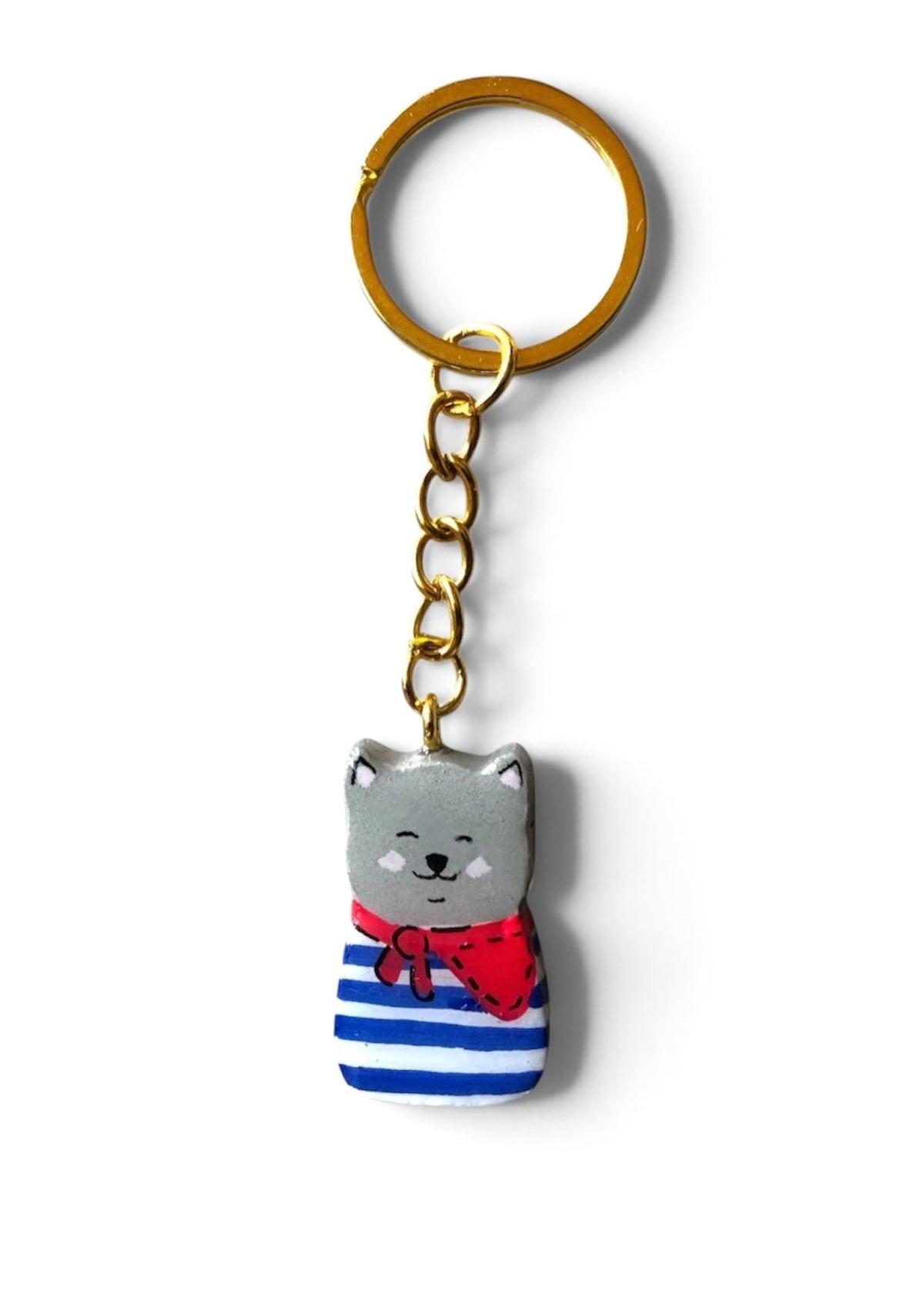 Porte-clé Lucky Rolie Cat Martin — petit chat gris breton en marinière, modelé et peint à la main en argile, fini à la résine UV. Pièce unique fait main en Bretagne.
