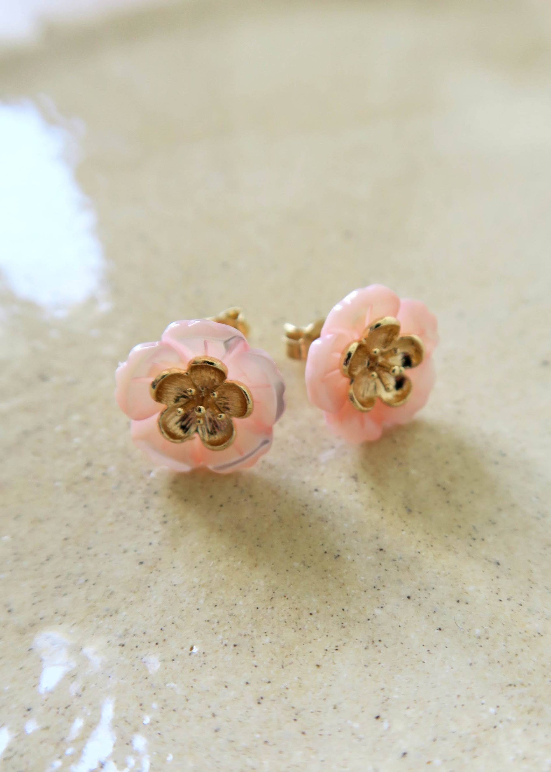 Boucles d'oreilles courtes Kate en nacre rose en forme de fleurs.