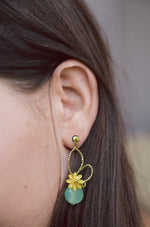 boucles d'oreilles en jade vert et nacre jaune sculptée en forme de fleur