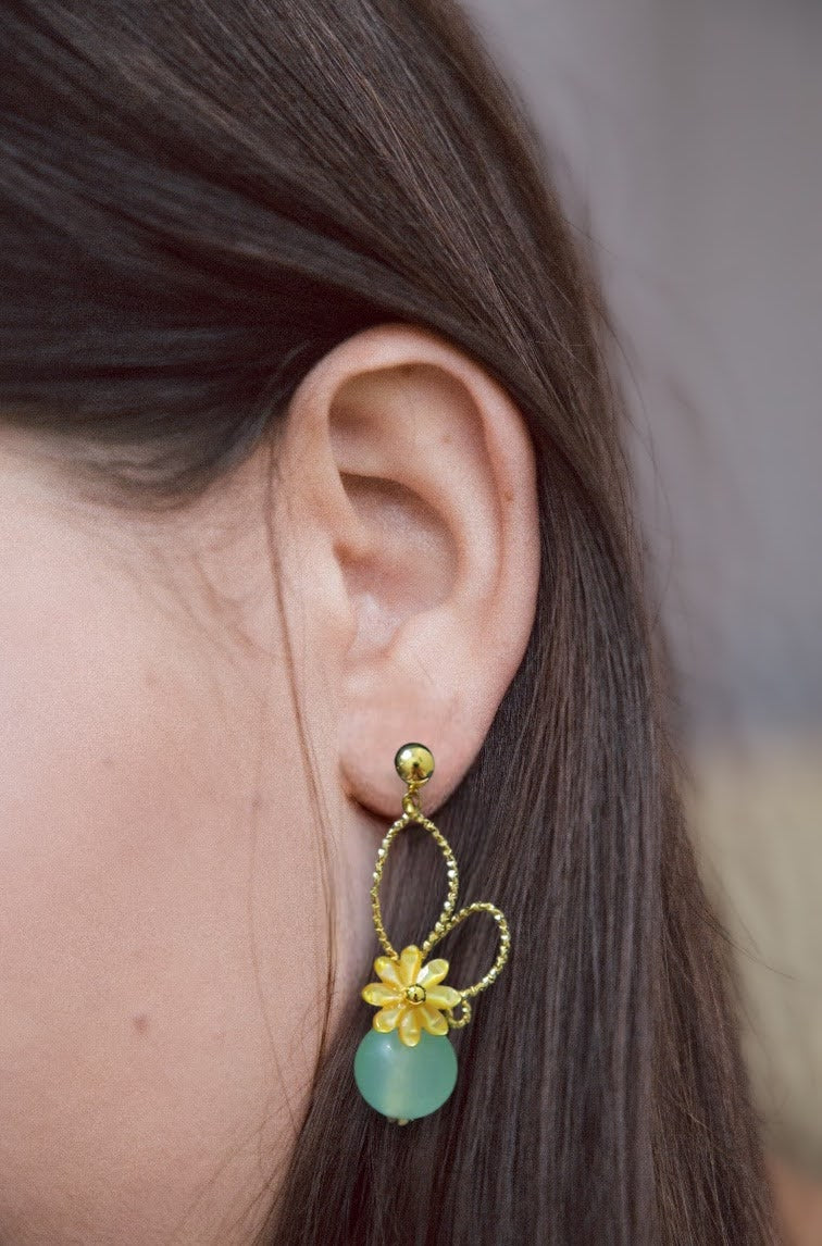 boucles d'oreilles en jade vert et nacre jaune sculptée en forme de fleur
