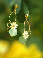 Paire de boucles d'oreilles en jade vert et nacre jaune inspiration fleur et feuille
