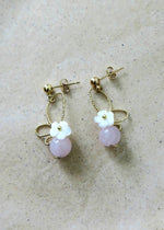 boucles d'oreilles fleur nacre blanche et quartz rose.