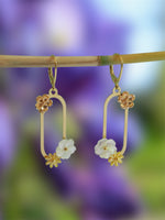 Paire de boucles d'oreilles dorées motif fleur en nacre blanche et jaune 