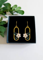 Paire de boucles d'oreilles dorée motif fleur en nacre et topaze bleu.
Bijoux fins et légers.