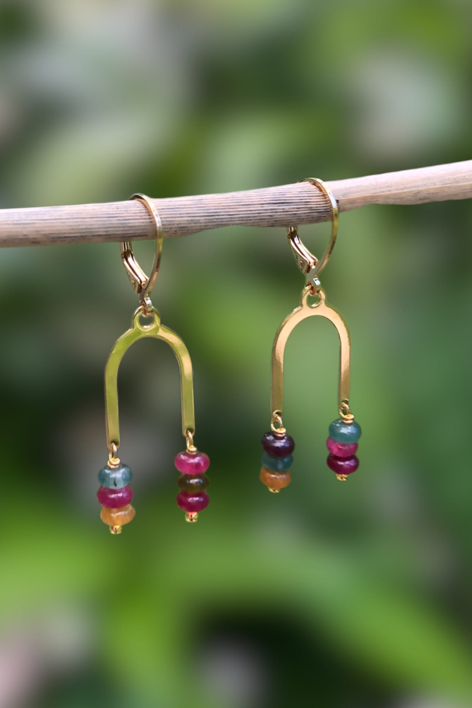 Boucles d'oreilles feminines et légères pour oreilles percées en metal doré et pierres colorées