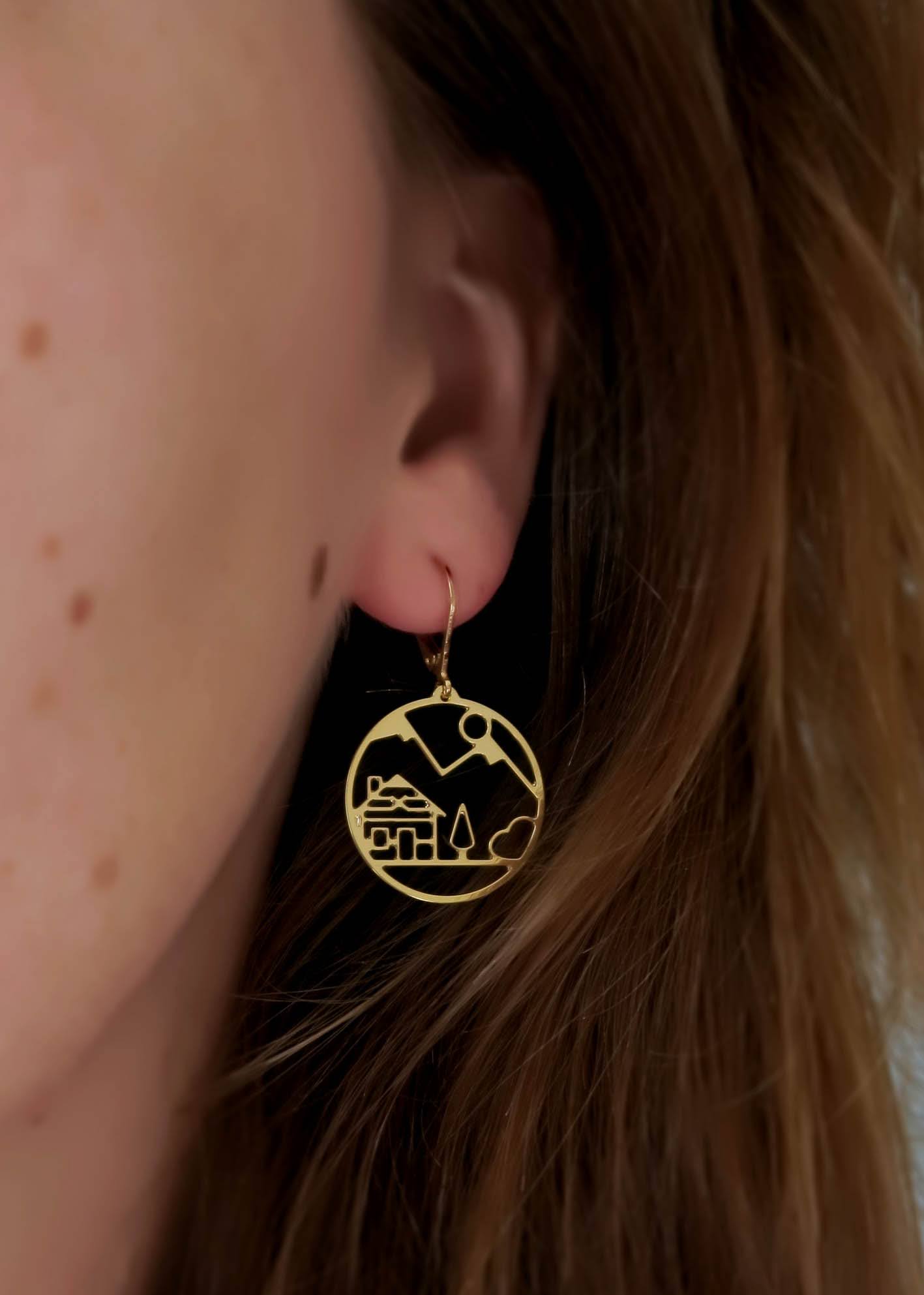 Boucles d'oreilles montagne, sport d'hiver en laiton dorées. Fines légères et made in France
