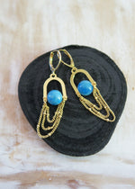 Boucles d'oreilles pendantes dorées et apatites motif oriental Orient - Hirondelle Bijoux
