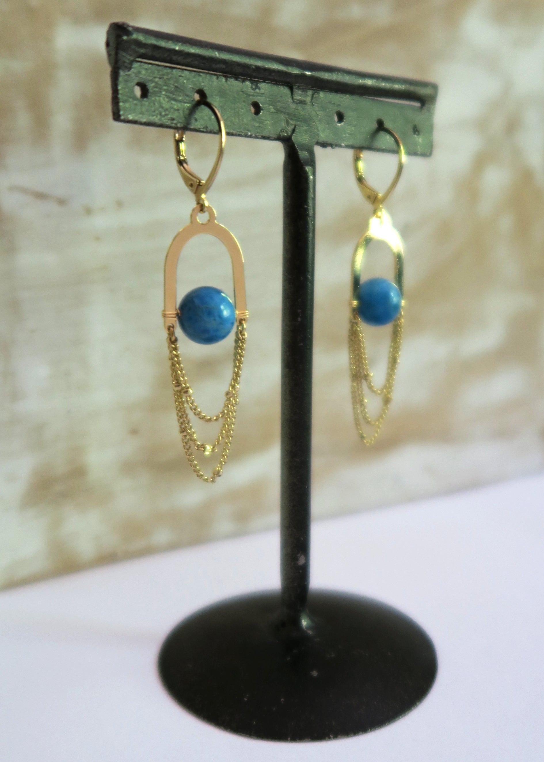 Boucles d'oreilles pendantes dorées et apatites motif oriental Orient - Hirondelle Bijoux