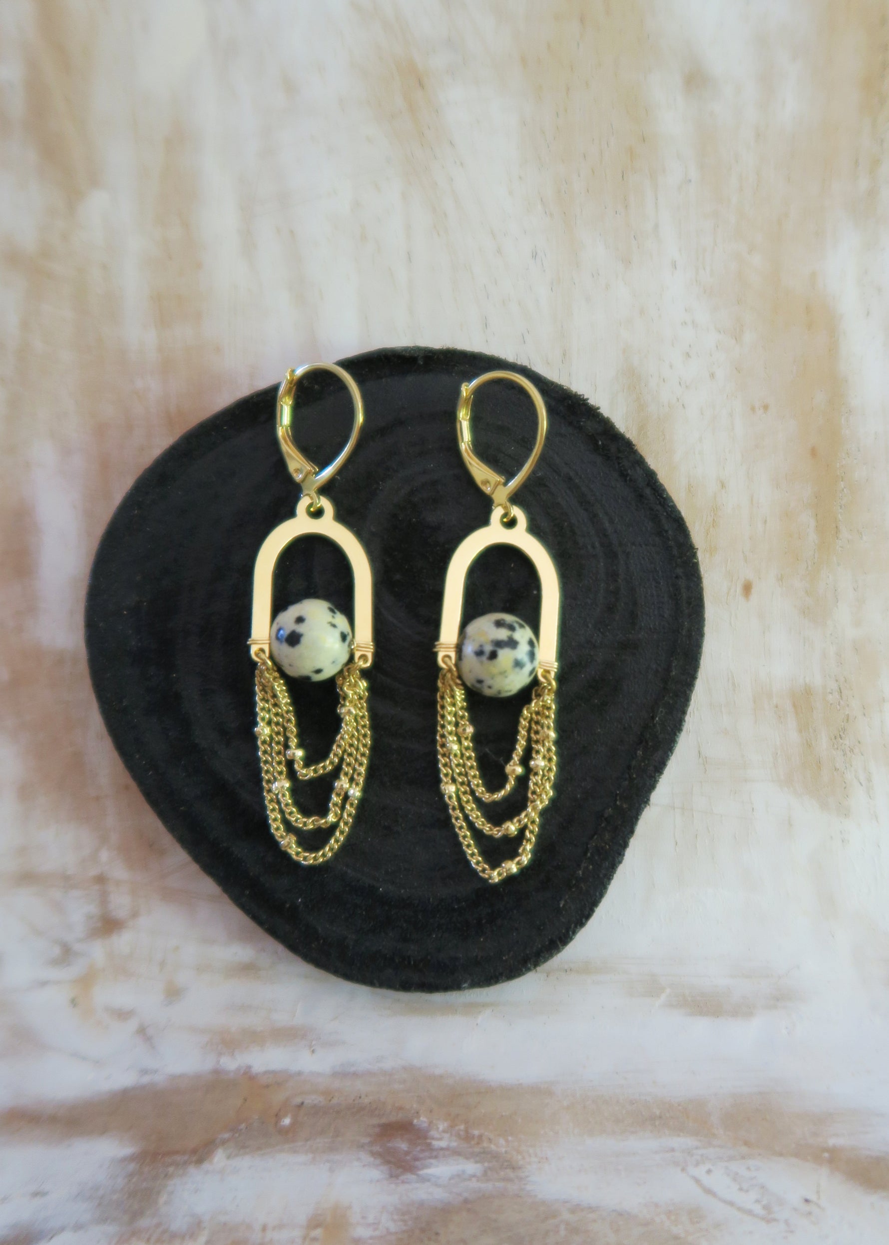 Boucles d'oreilles pendantes dorées et jaspe dalmatien motif oriental Orient - Hirondelle Bijoux