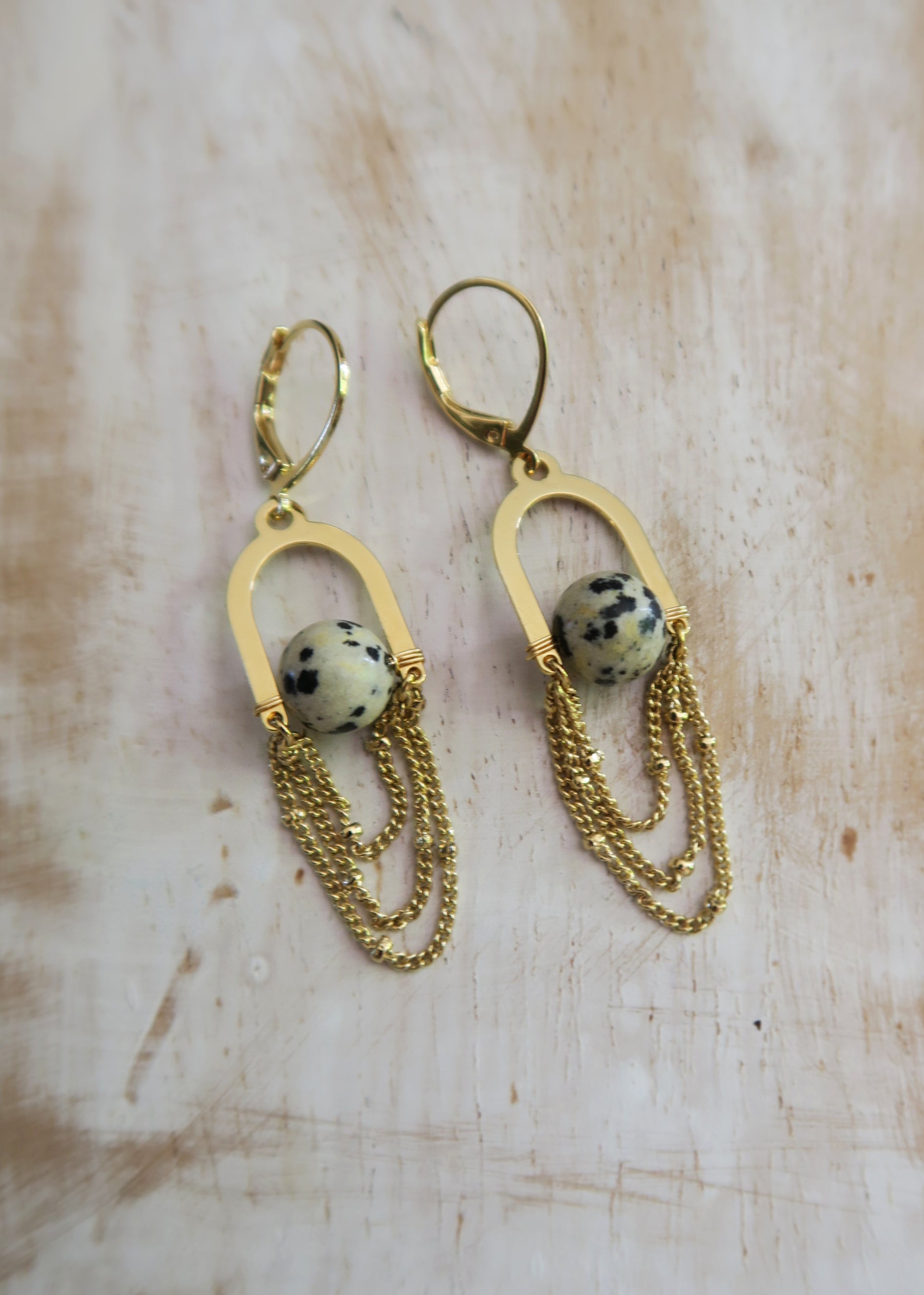 Boucles d'oreilles pendantes dorées et jaspe dalmatien motif oriental Orient - Hirondelle Bijoux