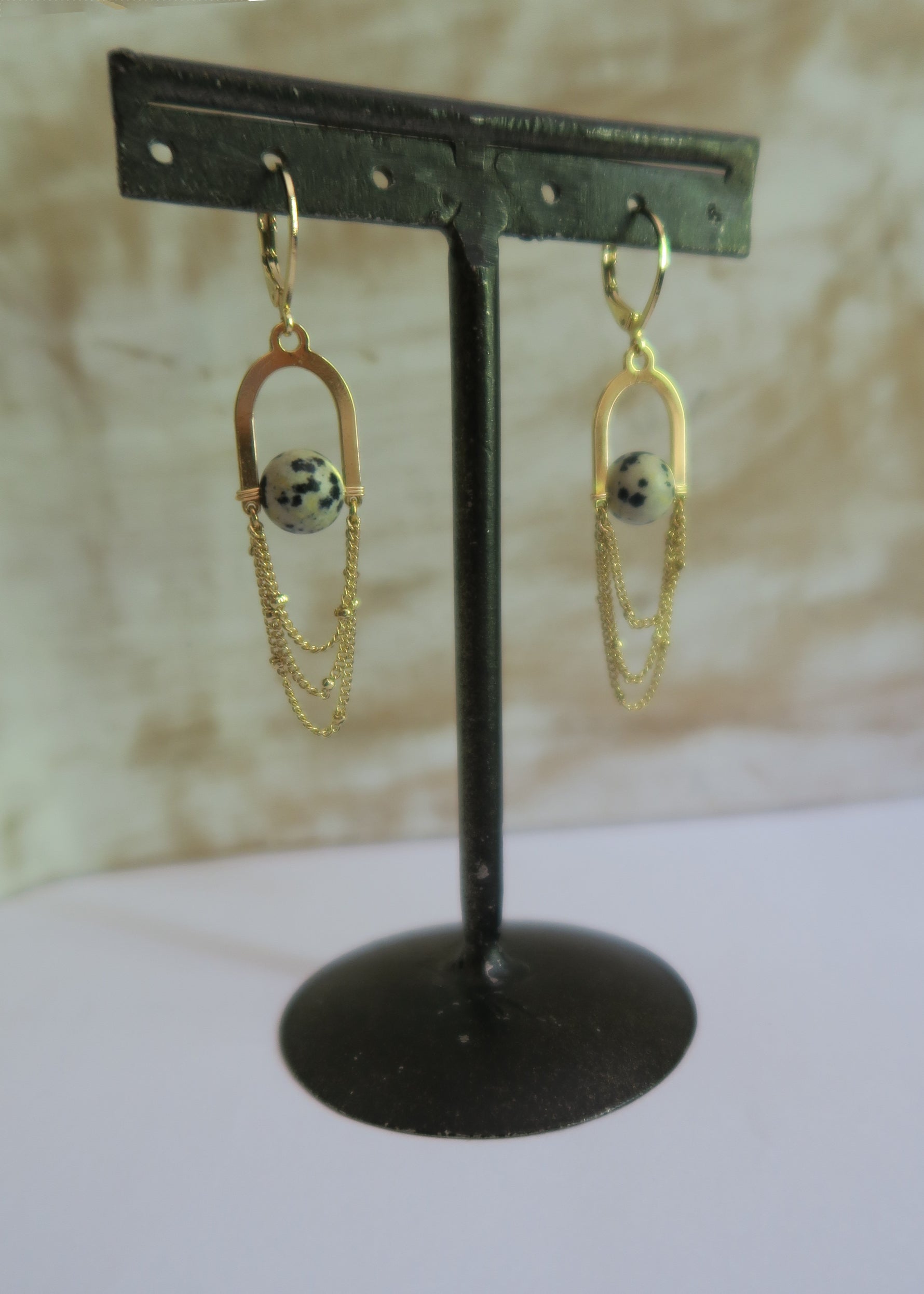 Boucles d'oreilles pendantes dorées et jaspe dalmatien motif oriental Orient - Hirondelle Bijoux