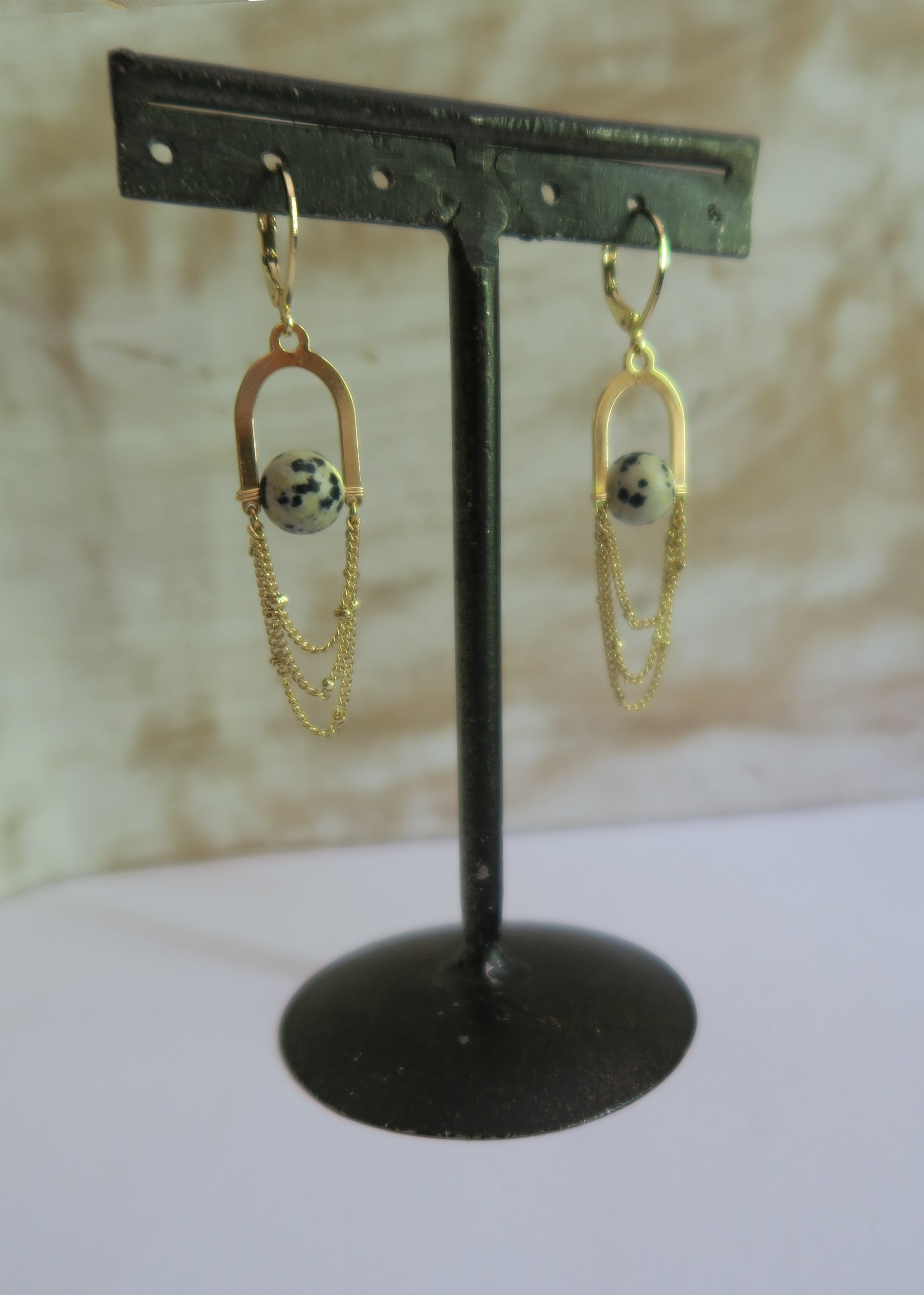 Boucles d'oreilles pendantes dorées et jaspe dalmatien motif oriental Orient - Hirondelle Bijoux