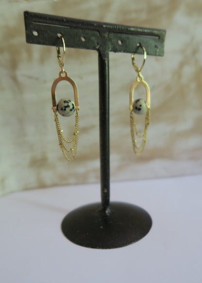 Boucles d'oreilles pendantes dorées et jaspe dalmatien motif oriental Orient - Hirondelle Bijoux