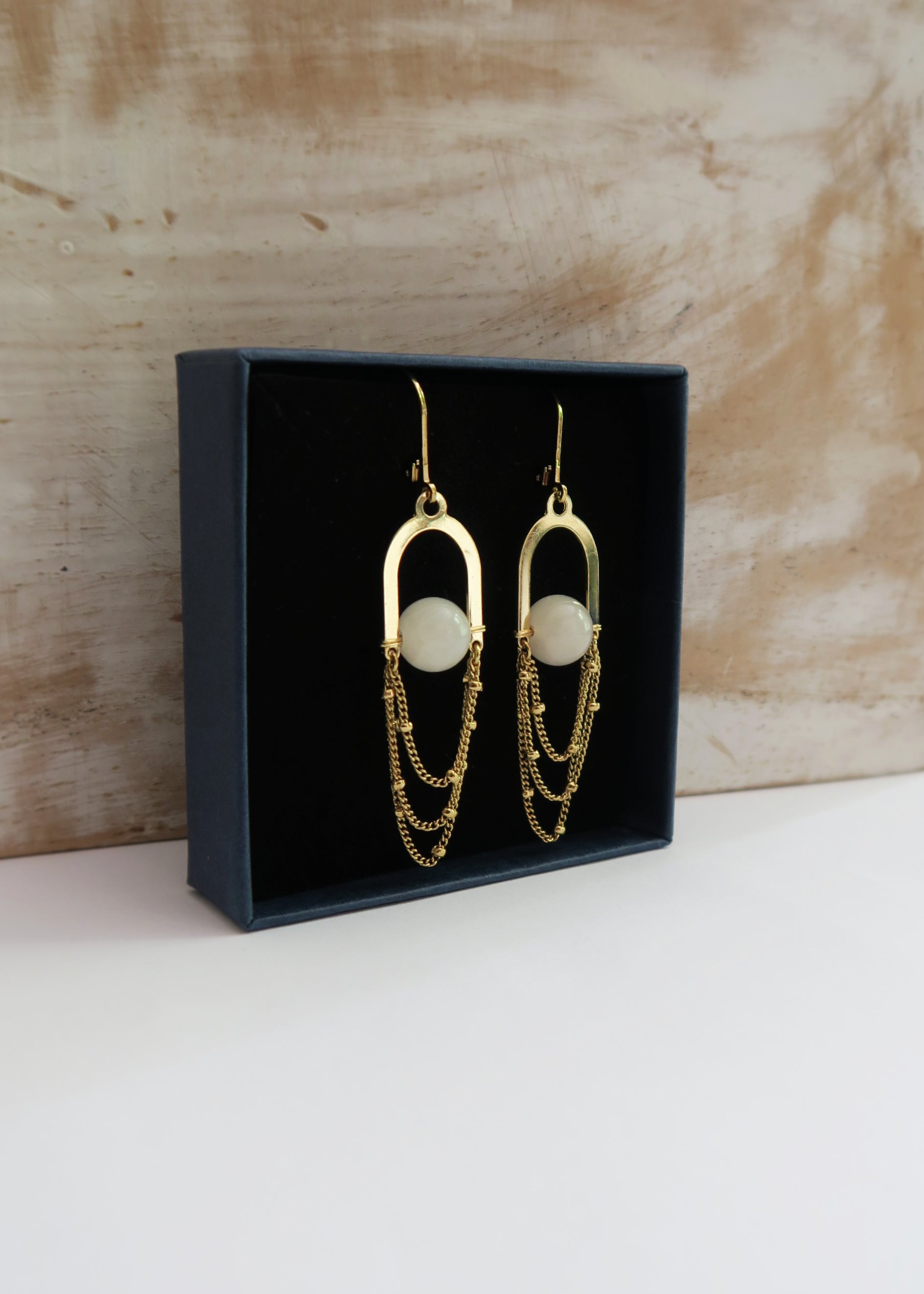 Boucles d'oreilles pendantes Orient doré en quartz rose, chaines fines et légères - Hirondelle Bijoux
