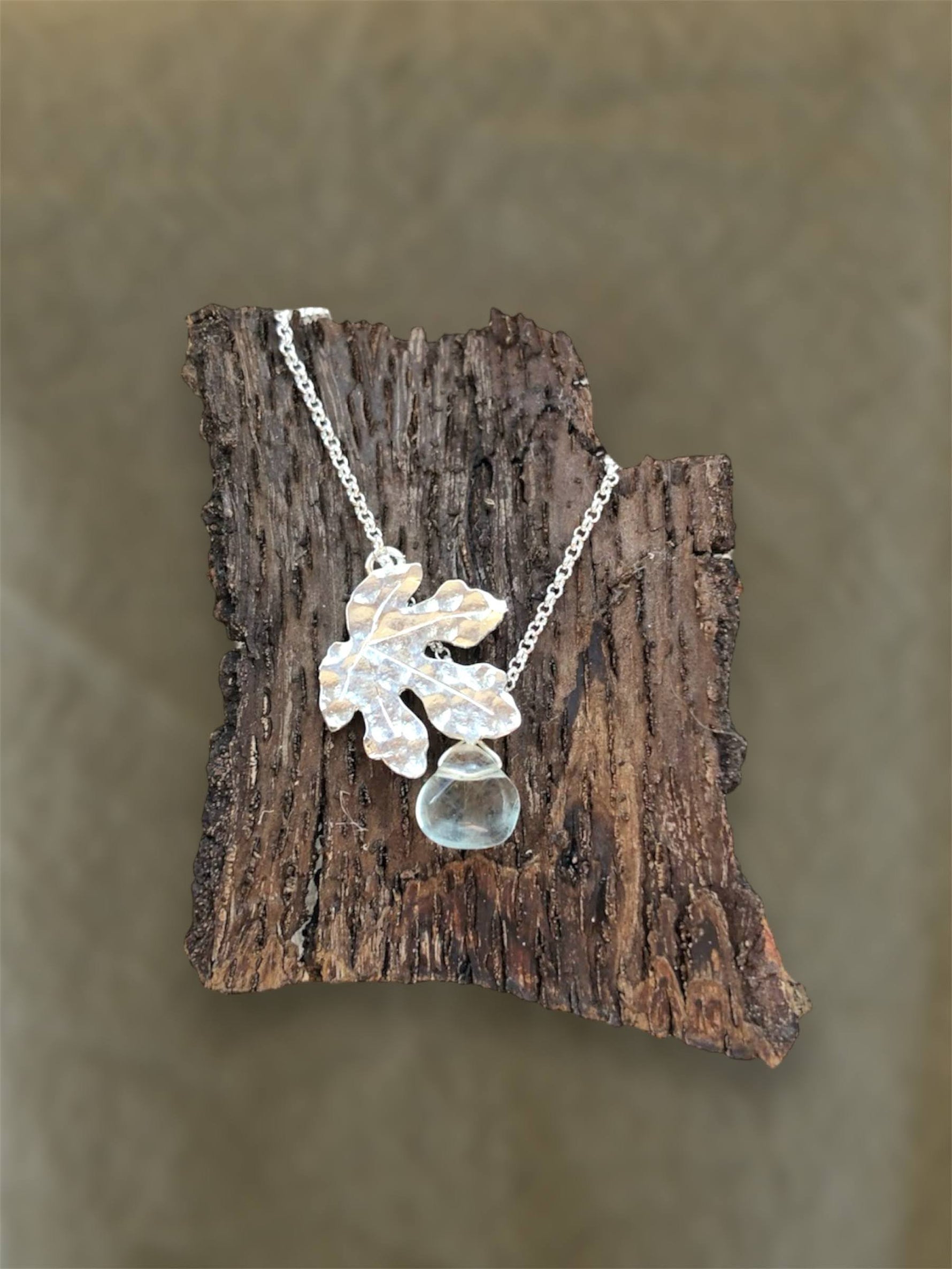 collier féminin célébrant la nature en représentant une feuille de figuier argenté