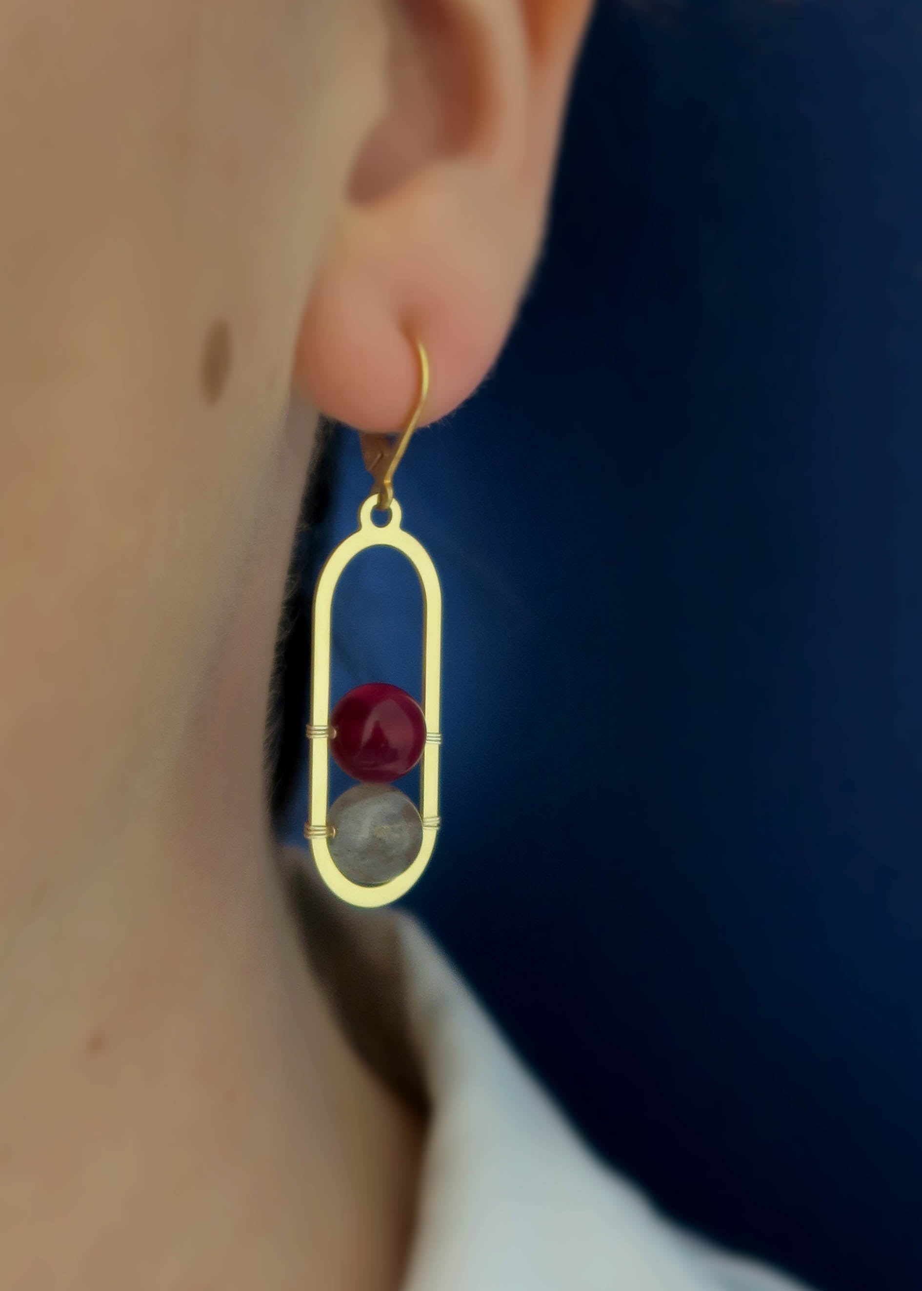 Boucles d'oreilles pendantes dorées en pierres de gemmes Isis - Hirondelle Bijoux