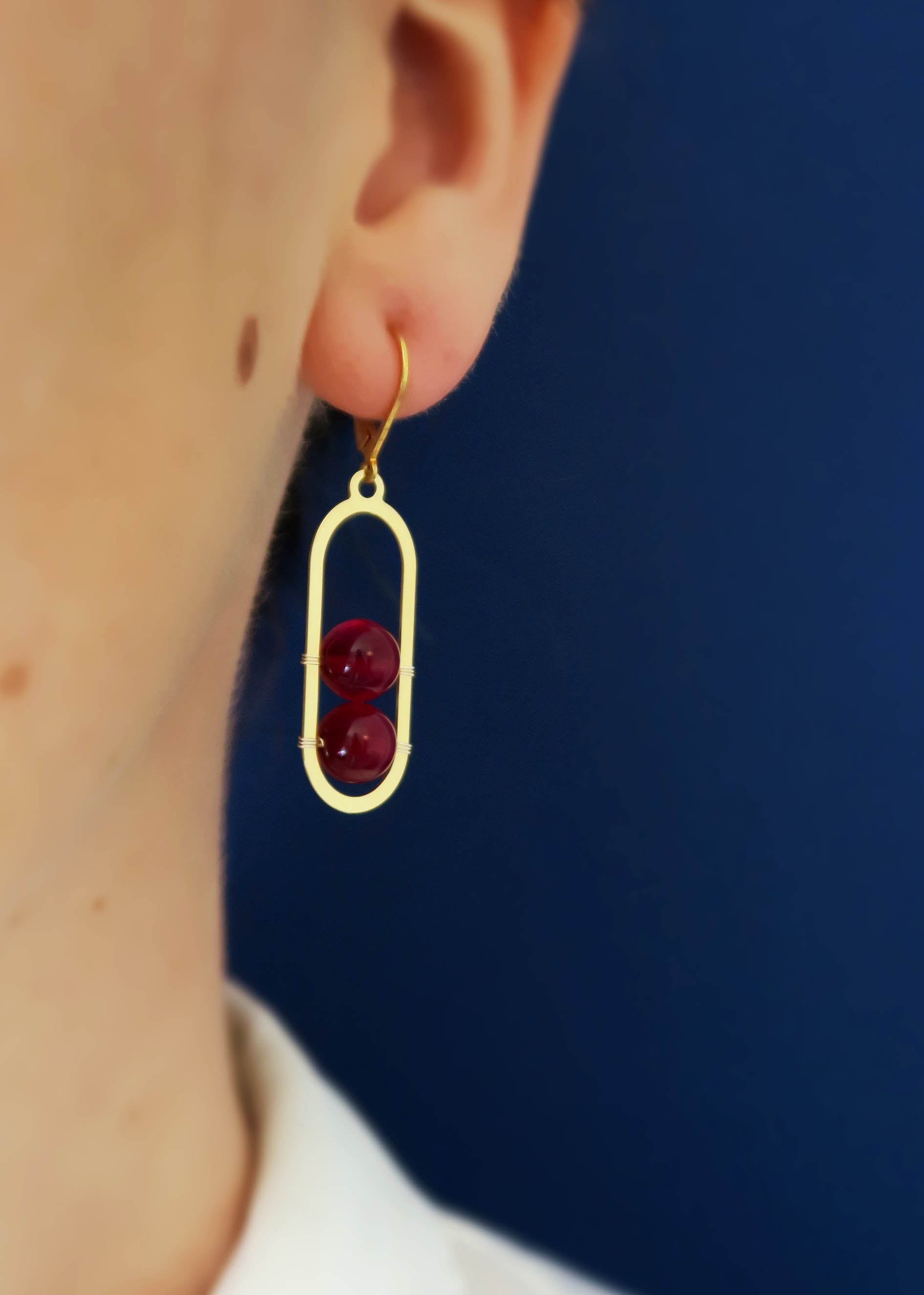 Boucles d'oreilles pendantes dorées en pierres de gemmes agate rouge Isis - Hirondelle Bijoux