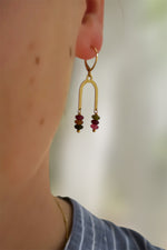 Boucles d'oreilles feminines et légères pour oreilles percées en metal doré et pierres colorées