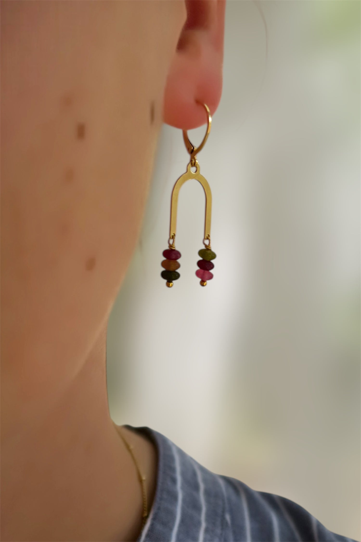 Boucles d'oreilles feminines et légères pour oreilles percées en metal doré et pierres colorées