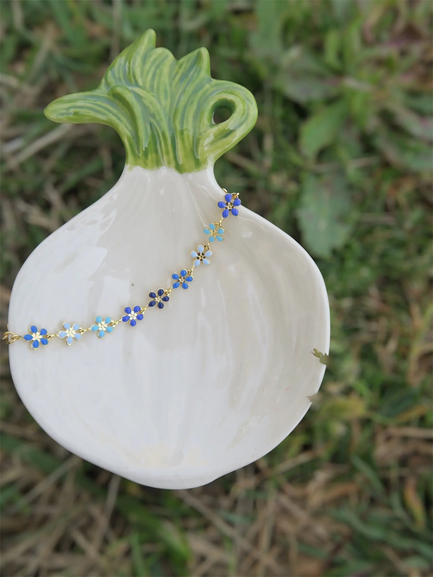 bracelet fin et léger représentant des petites fleurs bleu.