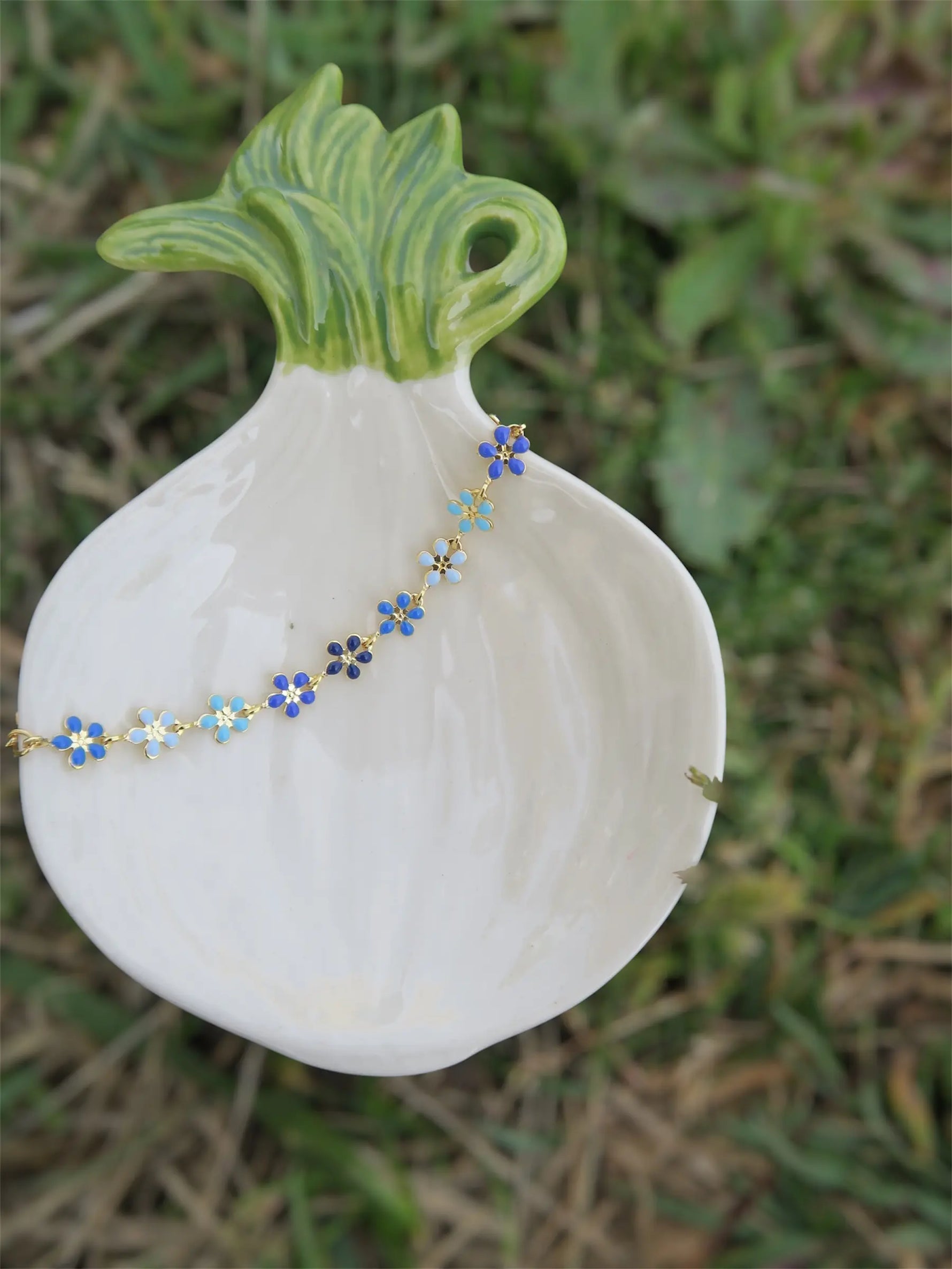 bracelet fin et léger représentant des petites fleurs bleu.