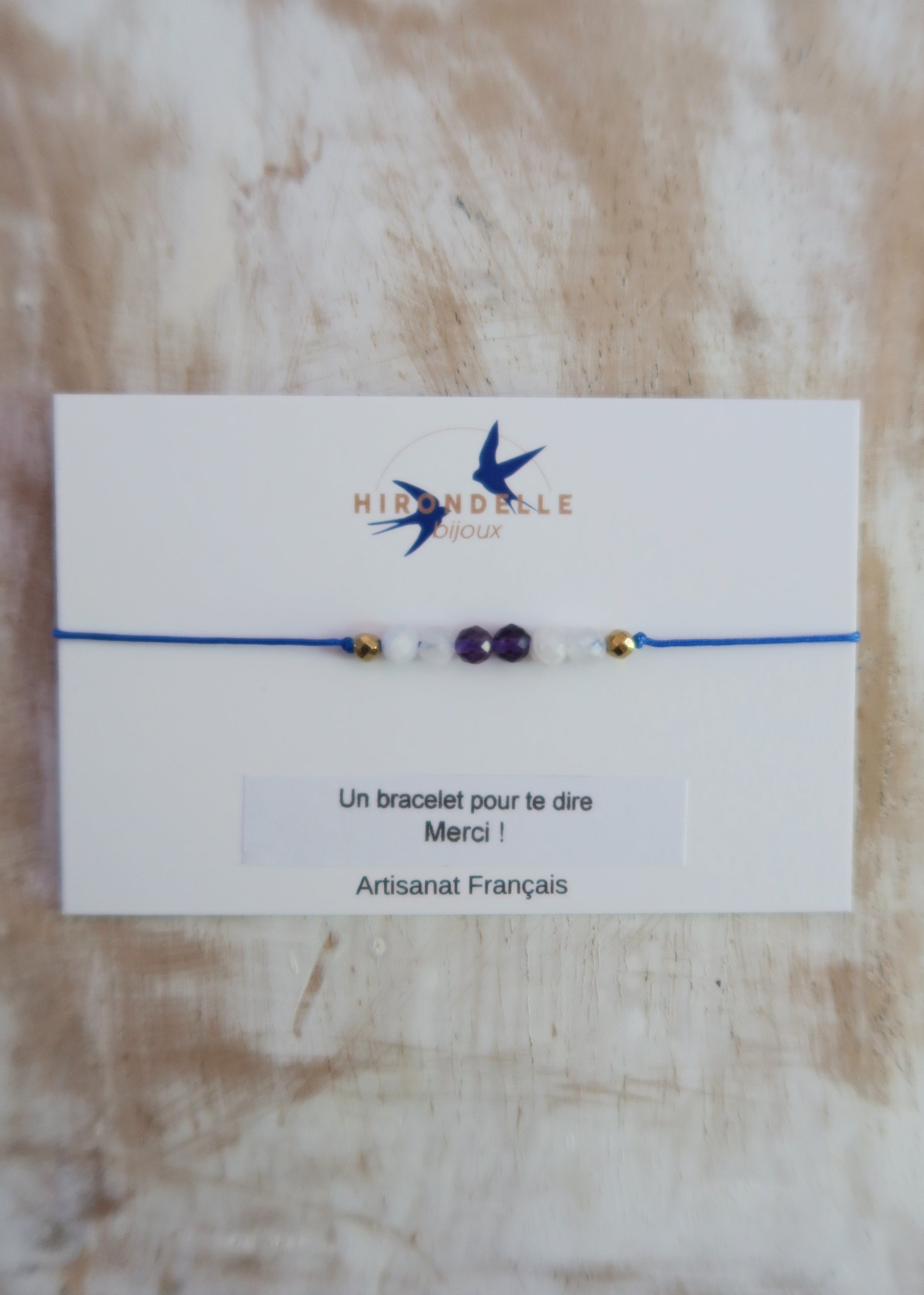 bracelet cordon bleu ajustable en pierres porte-bonheur, petit prix fabrication artisanale. cadeau parfait pour dire merci